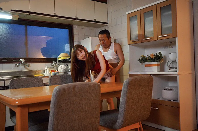 Bé yêu bị ông chồng mới của mẹ làm tình mỗi ngày, cho dù đã có người yêu